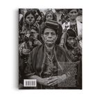 Mit diesem Buch halten Sie eine Auswahl der weltweit besten Arbeiten des Fotojournalismus und der Dokumentarfotografie. Schwarz-weiß Bild von ernst blickenden Menschen, einige halten Rosen.