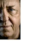 Text: "Volt Context" unten links. Nahaufnahme einer älteren Person mit blauen Augen und ernster Miene.