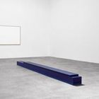 Text: "Exhibition view, Trevorshow, Matthew Marks Gallery, September 10 - October 26, 2019."  

Ein leerer Raum mit zwei weißen Bildern an der Wand und einer langen, blauen Skulptur.
