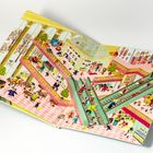 Eine bunte Illustration eines Einkaufszentrums mit Geschäften, Rolltreppen und vielen Menschen in verschiedenen Bereichen.