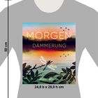 MORGEN DÄMMERUNG, Marc Martin. Eine Libelle vor Sonnenaufgang, Vögel am Himmel, Pflanzen im Vordergrund.