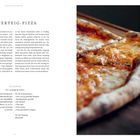 "Sauerteig-Pizza" steht oben. Links ein Rezepttext, Zutaten aufgelistet. Rechts zeigt ein Foto eine knusprige Pizza auf Holzbrett.