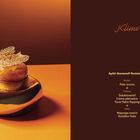 Rechts: "Klimt, Apfel-Karamell-Tartelettes" mit Zutatenliste. Links: Kunstvoll dekoriertes Dessert auf goldener Schale.