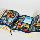 "100 bewegte Jahre: Die Geschichte von Lufthansa" steht auf einem Buchrücken. Es hat einen gelben Umschlag.