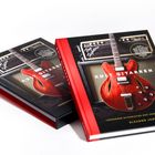 Das Buch "Kult Gitarren" zeigt eine rote E-Gitarre vor einem Verstärker. Autorin: Eleanor Jane.