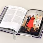 Text: "Ralph und Oprah im Lincoln Center". Ein offenes Buch zeigt zwei Personen und drei Models auf einem Laufsteg.