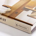 Seitenansicht eines Buchrückens mit "PRESTEL"-Logo und Textfragment "TAGE WAY". Oberseite zeigt ein Holzobjekt.