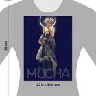 "Mucha, 23 b x 31 h cm." Illustration einer Frau mit Blumen im Haar, umhüllt von einem Tuch, beleuchtet durch einen Lichtkreis.