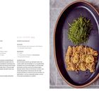 Links Rezepte für panierte Rinderfilets und Schnittlauchsalat, rechts ovale Platte mit frittierten Stücken und grünem Salat.