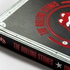„The Rolling Stones On Tour“ in roten Buchstaben, rote Zunge als Logo, Maße 25 b x 32,5 h cm, deutsche Ausgabe.