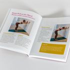 "Katze-Kuh an der Wand (Rücken runden und durchdrücken)." Zeigt eine Person, die eine Yoga-Übung an der Wand macht.