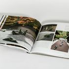 Offenes Buch zeigt Fotos eines Steingartens mit grünen Steinen und herbstlichen Bäumen im Hintergrund.
