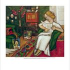 Eine Frau in Weiß liest sitzend in einem gemütlichen Raum, umgeben von Möbeln, Pflanzen und Gemälden.