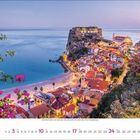 Im Oktober 2023 Kalender zeigt es eine Küstenstadt bei Sonnenuntergang mit blühenden Bougainvillea und einer Burg auf einem Felsen.