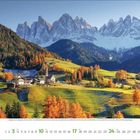 10/2023: Kalender zeigt eine alpine Landschaft im Herbst mit Dörfern, grünen Wiesen, bunten Bäumen und verschneiten Bergen.