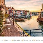 10/2024. Ein malerischer Kanal mit farbenfrohen Häusern und Booten bei Sonnenuntergang; Kalenderdesign.