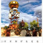 Ein Turm mit goldener Kuppel und weißen, runden Türmen vor bewölktem Himmel, umgeben von Bäumen. Darunter ein Monatskalender.