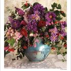 Kalenderblatt Oktober 2027: Ein großer Strauß mit roten und violetten Blumen in einer blauen Vase auf Marmortisch.