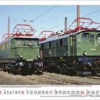 Zwei grüne Lokomotiven mit den Nummern E44 001 und E44 508 stehen nebeneinander im Freien. Kalenderzahlen unten.