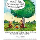 Zwei Affen sitzen unter einem Apfelbaum am Lagerfeuer. Einer sagt: "Ich versteh deine Schwarzseherei nicht! Was hätte schon passieren können, Adi, wenn wir den Apfel gegessen hätten?" Darunter: "Jungfrauen versuchen stets, Risiken möglichst zu minimieren." Kalender für Oktober 2027.