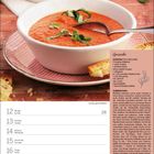 Gemüsespieße mit Pesto-Rezept und Zutatenliste. Teller mit bunten Gemüsespießen, Schälchen mit Pesto und Joghurt-Dip.