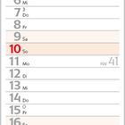 Oktober 2027 Kalender. Bild: Zwei Kätzchen auf einem Kürbis in herbstlicher Landschaft.