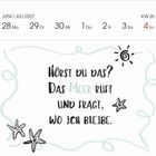 Kalender mit Illustration: "Hörst du das? Das Meer ruft und fragt, wo ich bleibe." Verziert mit Sternen und einem Schnörkel.