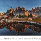 Kalenderblatt Oktober 2023, Dolomitenlandschaft. Hütten vor dramatischen Bergen, spiegeln sich in einem klaren Teich.