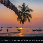 Kalenderblatt für Oktober 2023 mit Strandmotiv: Palme, Sonnenuntergang am Meer, Boote im Wasser.