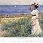 Kalenderseite Oktober 2023. Eine Frau im weißen Kleid steht auf einer Wiese am Meer und blickt in die Ferne.