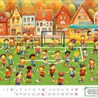 "Suche Kicko, das kleine Maskottchen. Es hat sich 10x im Bild versteckt." Kinder spielen auf einem Fußballfeld, Häuser im Hintergrund.