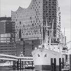 Elbphilharmonie Hamburg, 110 Meter, Bauzeit: 2007-2016; Schwarzweiß-Foto, Schiff im Vordergrund, Kalender unten.