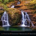 Oktober-Kalenderblatt mit Wasserfall in herbstlicher Landschaft, leuchtende Farben, fallendes Laub und ruhiges Wasser.