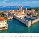 Datumstext: "12 2021". Winterlich verschneiter Kanal, umgeben von beleuchteten Gebäuden und einer mittelalterlichen Turmstruktur.