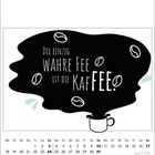 „Die einzig wahre Fee ist die KafFee.“ Illustration mit Kaffeetasse und Kaffeebohnen. Unten sind Kalendertage vom Oktober 2027.