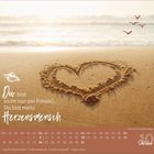 Text: "Du bist nicht nur ein Freund. Du bist mein Herzensmensch." Herz im Sand an einem Strand. Unten Monatskalender für Oktober.