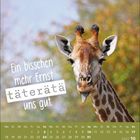 „Ein bisschen mehr Ernst täterätä uns gut.“ Eine Giraffe streckt die Zunge heraus; unten ist ein Kalender für Oktober 2027.