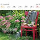 Text: "Wenn ich noch einmal auf die Welt komme, werde ich wieder Gärtner..."  
Ein roter Stuhl in einem Garten, darauf Gartenwerkzeuge.