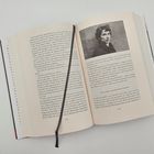 Ein Buch aufgeschlagen bei Seite 324 und 325. Auf der rechten Seite ist ein schwarz-weiß Foto einer Person.