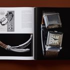 Doppelseitiger Druck. Links: "OMEGA MARINE". Rechts: Nahaufnahme einer alten Armbanduhr mit rechteckigem Zifferblatt.