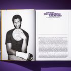 Vorsatz: Transcending Greatness von Kareem Abdul-Jabbar. Schwarz-Weiß-Foto eines Mannes mit Basketball.