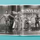 "MR. UNIVERSE": Mehrere Bodybuilder posieren nebeneinander auf einer Bühne vor einem großen Banner.