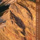 Rechts steht die Zahl "10" über einer Liste von Tagen 01 bis 31. Bergkette unter blauem Himmel.