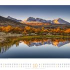 Kalenderseite mit Oktober-Daten. Berge, Bäume im Herbst, und ein See, der die Landschaft spiegelt.