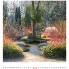 10 – Ein ruhiger Gartenweg mit einer runden Bank um einen Baum, umgeben von bunten Pflanzen und Sträuchern.