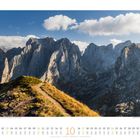 Kalenderseite für Oktober mit Berglandschaft, klare Felsformationen, Wolken am Himmel, und Pfad im Vordergrund.
