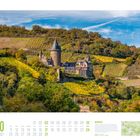 10. 2027. Rheinsteig. Foto: Alamy. Burg Pfalzgrafenstein in herbstlicher Landschaft mit Weinbergen und blauen Himmel.