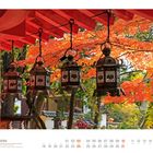 Oktoberkalender mit japanischen Laternen im Kasuga-Taisha-Schrein vor leuchtend roten Herbstbäumen, Japan.