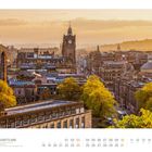 "Schottland - Blick über Edinburgh" steht unten. Stadtansicht mit historischen Gebäuden und grünen Bäumen im Sonnenuntergang.