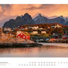 "10 HURTIGRUTEN Fischerdorf Reine auf den Lofoten. Ronald / Norwegen. Ein rot-weißes Haus am Wasser mit Bergen im Hintergrund."